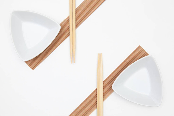 Top View Of White Empty Sushi Plates With Bamboo Chopsticks.  - Valokuva, kuva