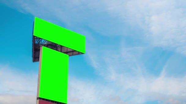 Timelapse - két üres zöld hirdetőtábla és mozgó fehér felhők ellen kék ég - Felvétel, videó