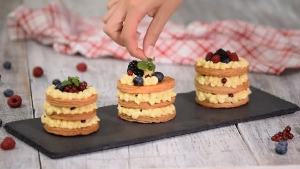 Pasta şefi krema ve böğürtlenli Fransız Mille Feuille yapıyor. Fransız tatlı millefeuille puf böreği ve krema. - Video, Çekim