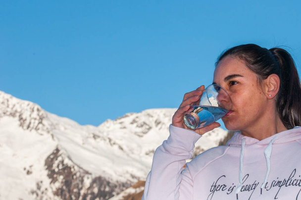 Frau trinkt ein Glas reines Bergwasser - Foto, Bild
