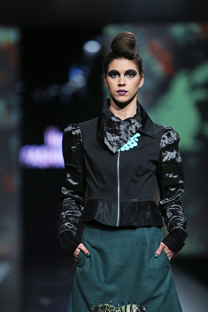 divat-model, zoran aragovic, a "fashion.hr" show által tervezett ruhában - Fotó, kép