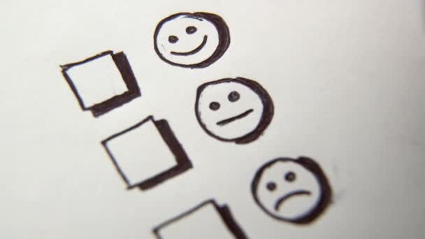 Menselijke hand markering glimlach gezicht, vinkje geplaatst op uitstekende selectievakje. Klantenserviceonderzoek, tevredenheidssymbool - Video