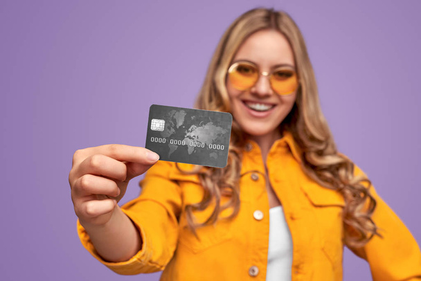 Happy bank client demonstrating credit card - Fotoğraf, Görsel
