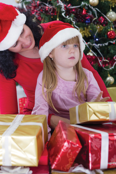mother and her daughter with cristmas presents - Φωτογραφία, εικόνα