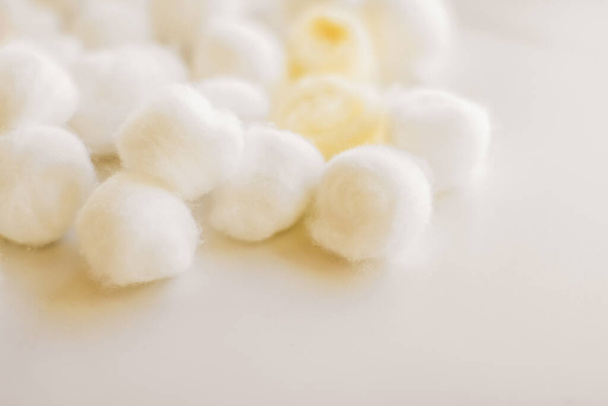Fondo de bolas de algodón orgánico para la rutina de la mañana, spa cosmeti
 - Foto, imagen