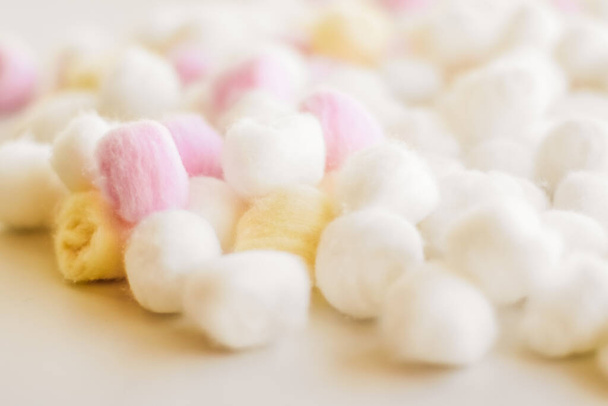 Fondo de bolas de algodón orgánico para la rutina de la mañana, spa cosmeti
 - Foto, Imagen