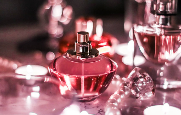 Flacon de parfum et parfum vintage sur table de vanité glamour à
  - Photo, image