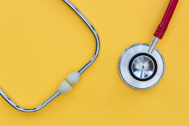 Červený stetoskop na modrém pozadí horní pohled minimální zdraví lékaře - Fotografie, Obrázek