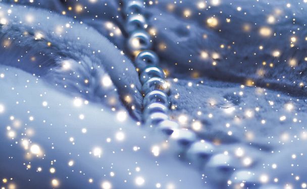 Zimowy urlop biżuteria moda, perłowy naszyjnik na futro tło - Zdjęcie, obraz