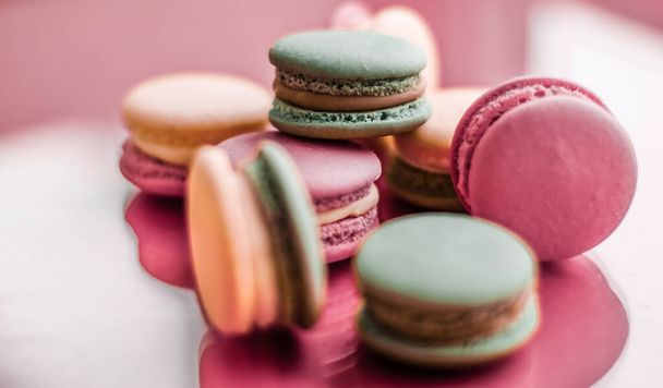Macarrones franceses sobre fondo rosa pastel, café chic parisino d
 - Foto, imagen