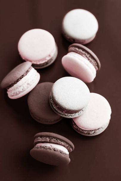 Macaron francesi su sfondo cioccolato al latte, caffè chic parigino
 - Foto, immagini