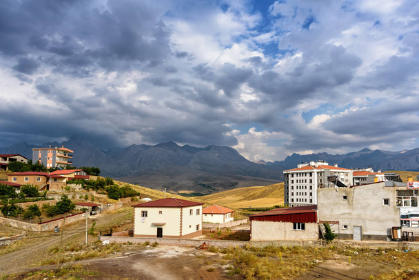 Гірські будинки з хмарами на небі (Туреччина). - Фото, зображення