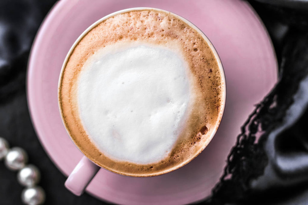 Xícara de cappuccino para café da manhã com jóias de cetim e pérolas
  - Foto, Imagem