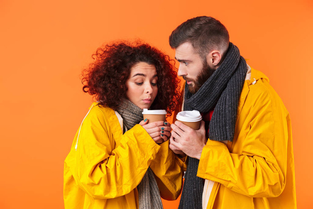 Frozen loving couple holding coffee. - Foto, Imagen