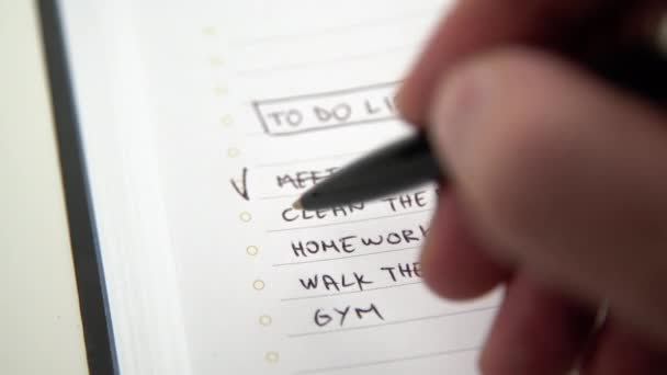 Marcación de la mano humana tarea hecha para hacer la lista, lista de verificación garrapata colocada en el cuaderno de tareas
 - Imágenes, Vídeo
