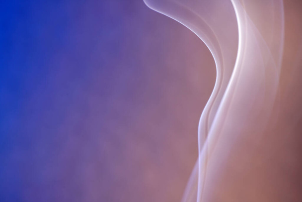 Füst egy tömjén pálca színes fóliák Fényképezte a stúdióban - Fotó, kép