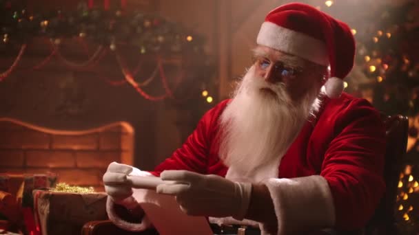 Maaginen jouluilmapiiri Joulupukki taittaa pergamenttikäärön ja toimittaa lahjoja koteihinsa
 - Materiaali, video