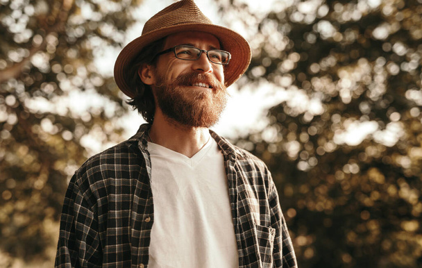 Cheerful bearded traveler in countryside - Foto, Imagem