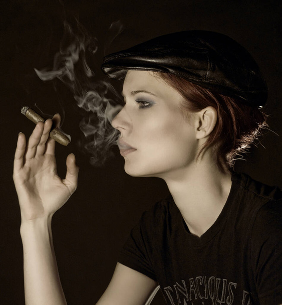 smoking is an enjoyment or just unhealthy? - Foto, afbeelding