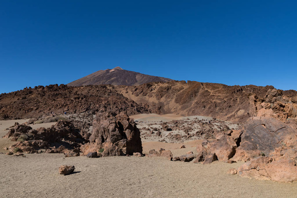 Марсианский пейзаж на восточных склонах Монтаны Бланка Mirador las Minas de San Jose с Тейде Монте на заднем плане. Национальный парк Тейде, Тенерифе, Канарские острова, Испания - Фото, изображение