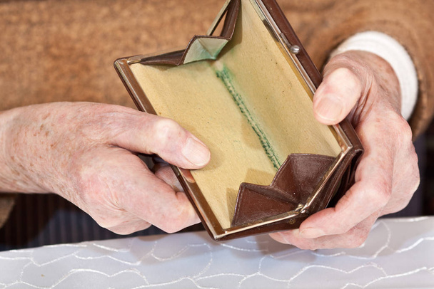 empty wallet in hands seniors - Foto, Bild