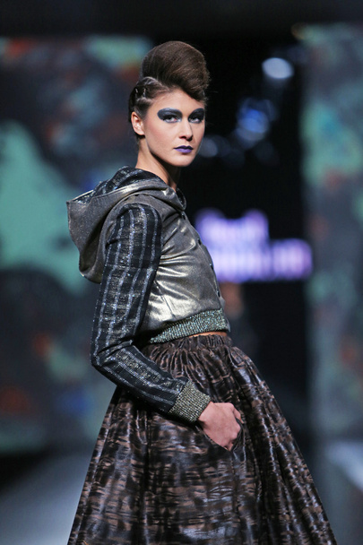 Model in Kleidern von Zoran Aragovic auf der 'fashion.hr' -Show - Foto, Bild