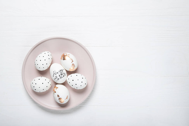 Easter eggs on a pink plate. Place for text - Foto, Bild