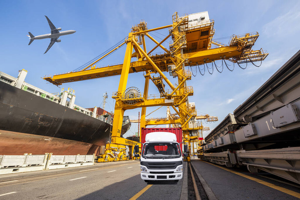 Container-lading vracht geleverd met werkende kraan laden brug in scheepswerf in schemerlicht voor logistieke Import export achtergrond - Foto, afbeelding