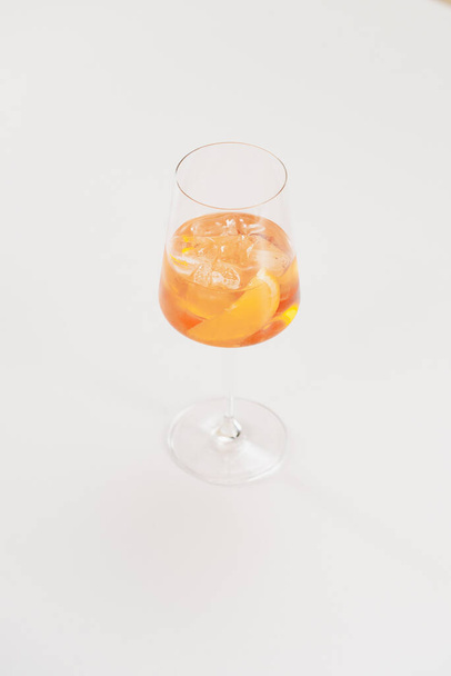 beyaz zemin üzerine portakal suyu - Fotoğraf, Görsel