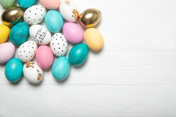 Hermosos huevos de Pascua multicolores sobre un fondo blanco. Con lugar para el texto
. - Foto, imagen