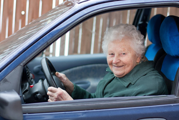 drive the car grandma - Zdjęcie, obraz