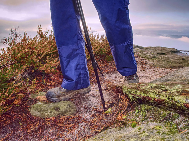homem caminhante pernas ficar em montanha pico de rocha
 - Foto, Imagem
