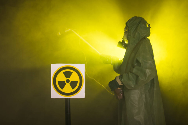 Концепція радіації та небезпеки - людина в старому захисному костюмі
 - Фото, зображення
