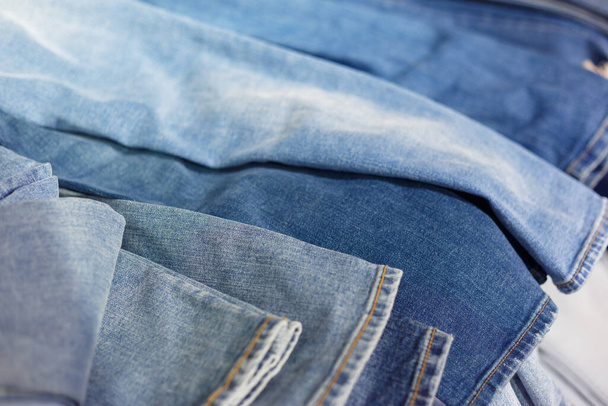 módní oblečení. hromada džínů na polici v obchodě - Fotografie, Obrázek