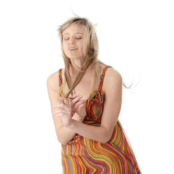 Retrato de modelo de chica hermosa en vestido de verano con pelo y vestido aleteo
 - Foto, imagen