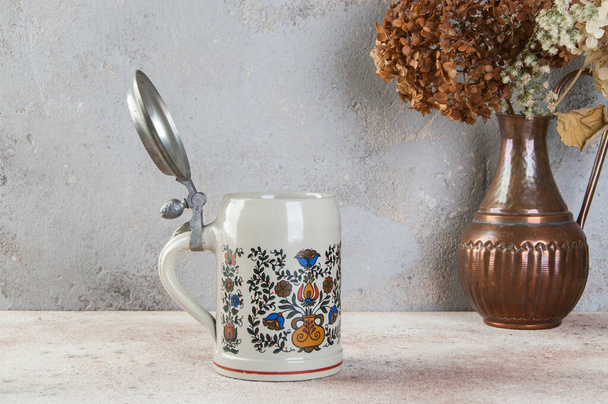 Колекційні старовинні керамічні пивні чашки
 - Фото, зображення