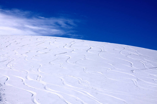 ski tracks in the snow - Φωτογραφία, εικόνα