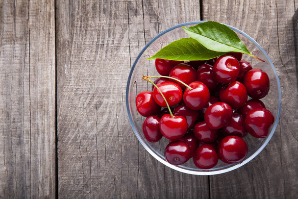 sweet cherry on wooden background - Foto, imagen
