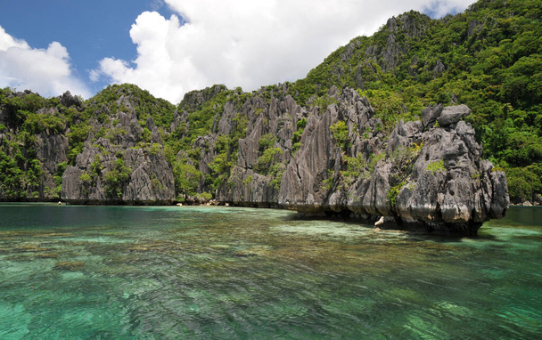 tropical beach with rocks and sea - Foto, immagini
