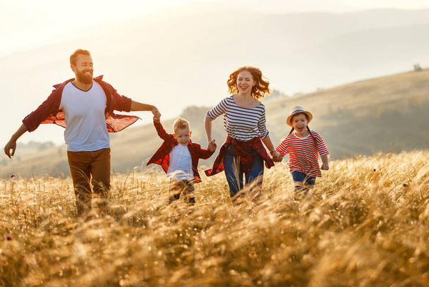 Familia feliz: madre, padre, hijos hijo e hija corriendo un
 - Foto, imagen