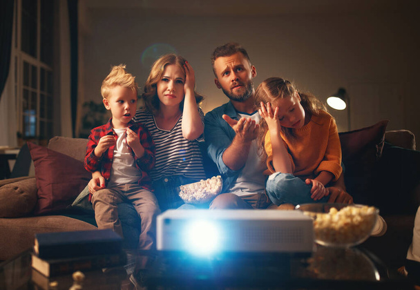aile anne baba ve çocuk izlerken projektör, Tv, film - Fotoğraf, Görsel