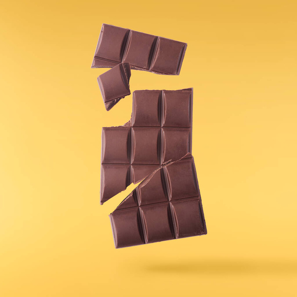 Вкусный шоколад летит в воздухе. Левитация высокого разрешения - Фото, изображение