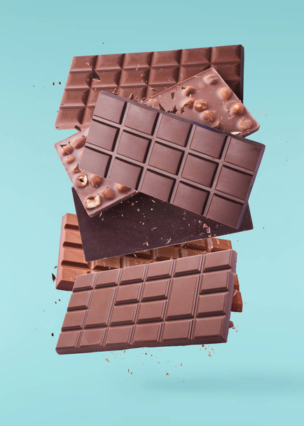 おいしいチョコレートが空中を飛んでいます。高解像度の浮遊率 - 写真・画像