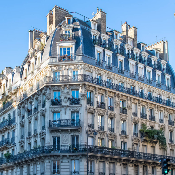 Párizs, tipikus homlokzat és ablakok, gyönyörű épület rue des Archives - Fotó, kép