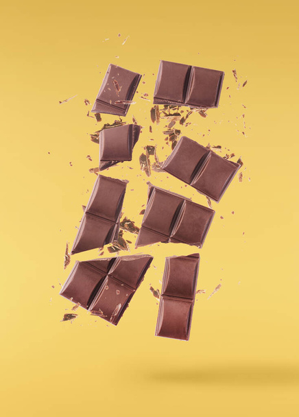 Вкусный шоколад летит в воздухе. Левитация высокого разрешения - Фото, изображение