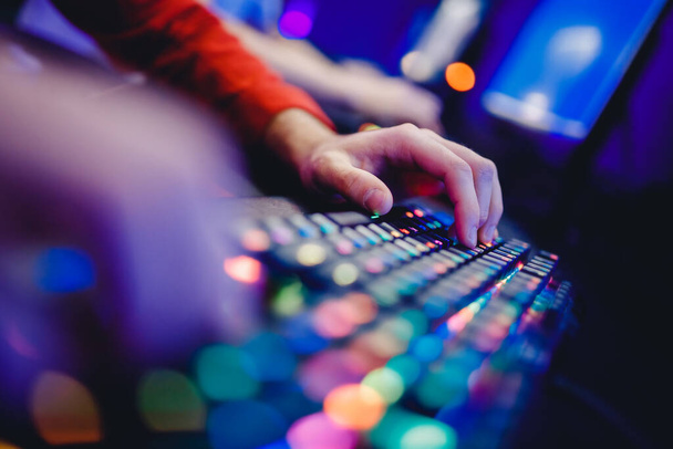 Профессиональная студия кибер-видео геймеров с креслом для персонального компьютера, клавиатура для потока в неоновом цвете размытия фона, мягкий фокус
 - Фото, изображение