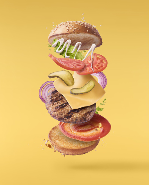 Lahodný burger s létajícími ingrediencemi izolované  - Fotografie, Obrázek