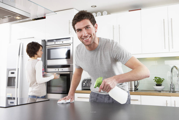 Young Couple Cleaning Cleaning Modern Kitchen - Foto, afbeelding