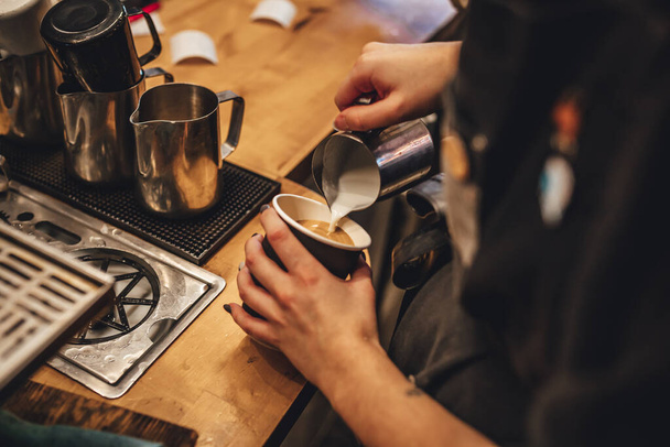 Barista making cappuccion coffee in coffee shop - Valokuva, kuva