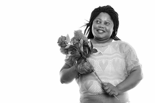 Estúdio tiro de bela mulher africana com sobrepeso isolado contra fundo branco em preto e branco
 - Foto, Imagem